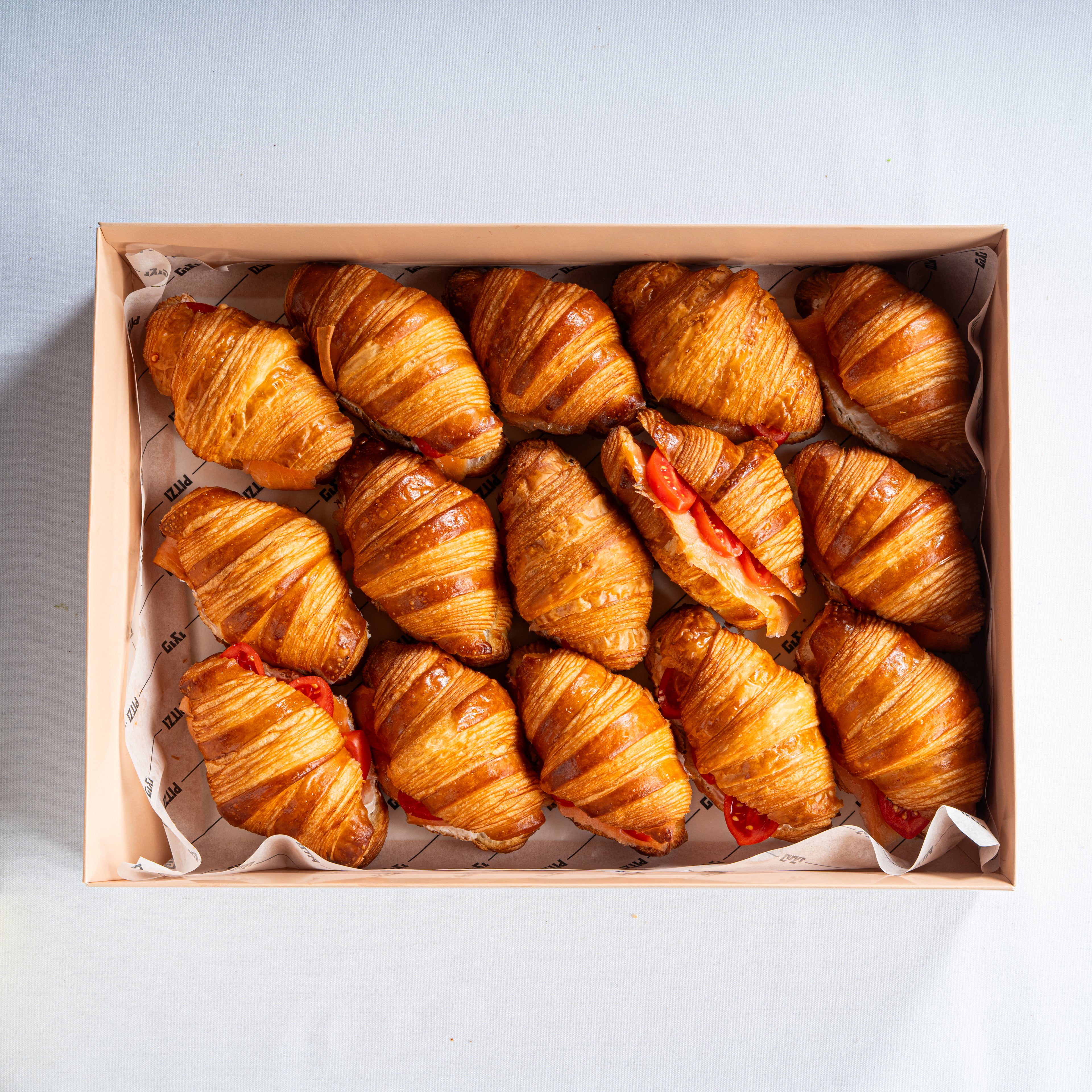 מגש מיני קרואסון סלמון מעושן