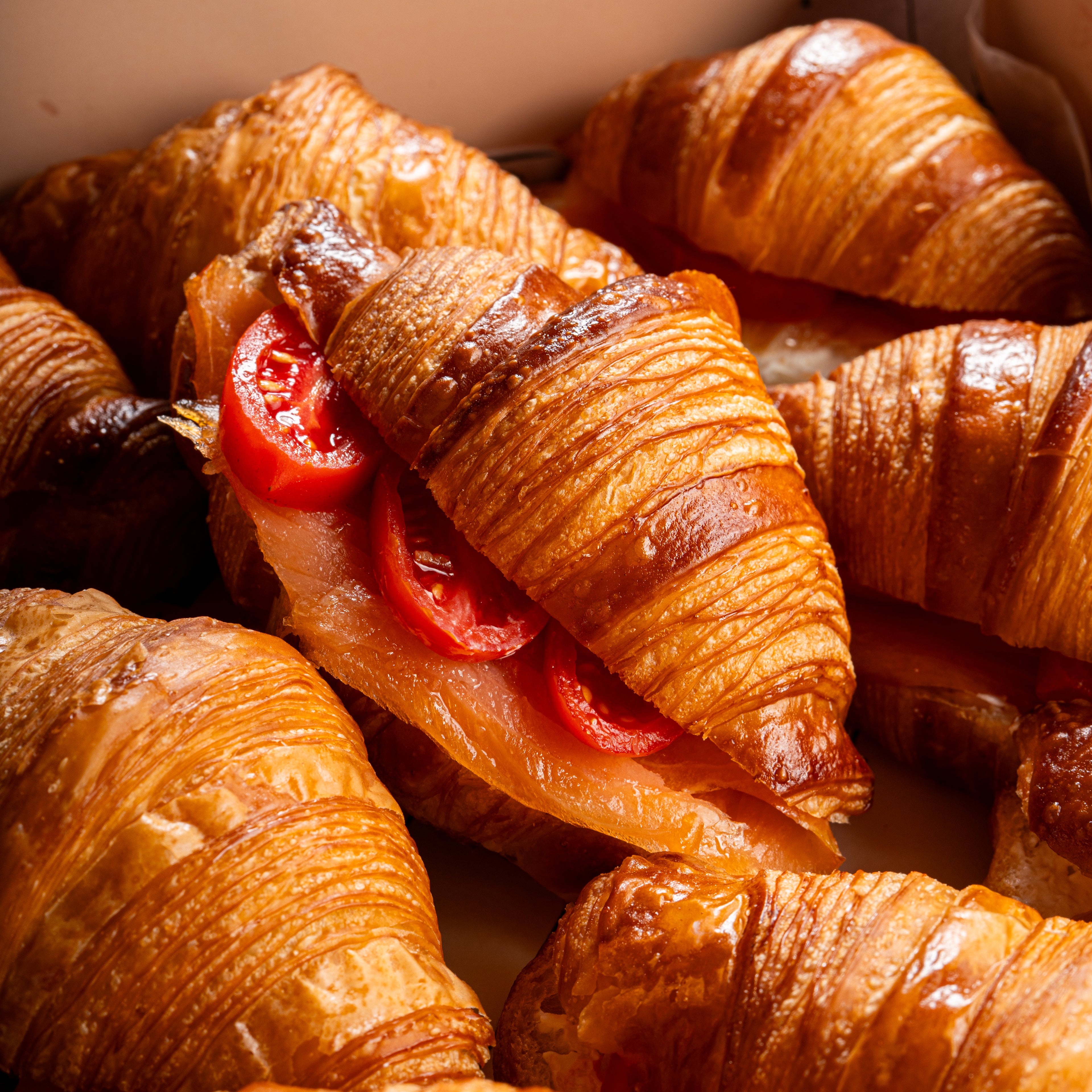 מגש מיני קרואסון סלמון מעושן