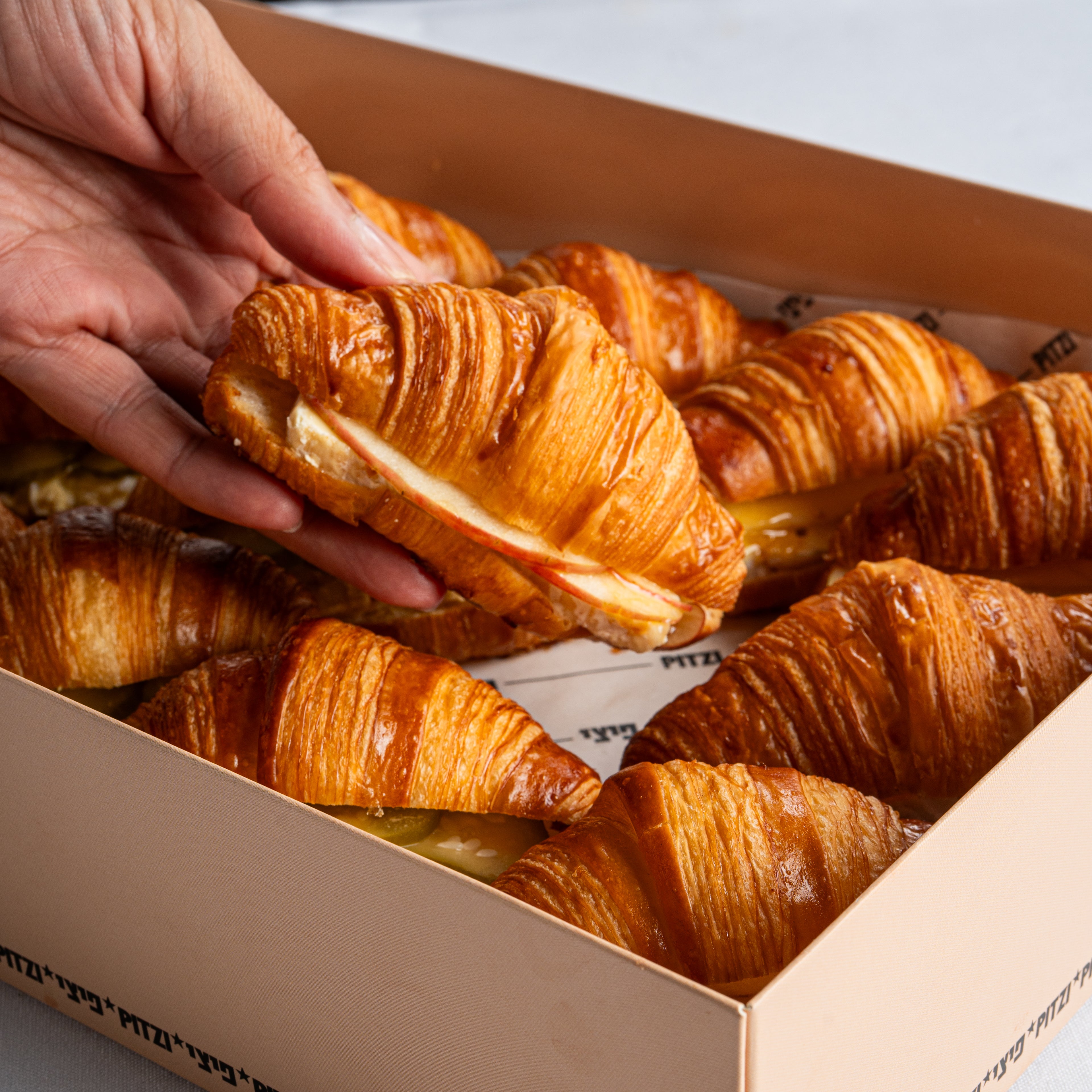 מגש מיני קרואסון קממבר תפוח