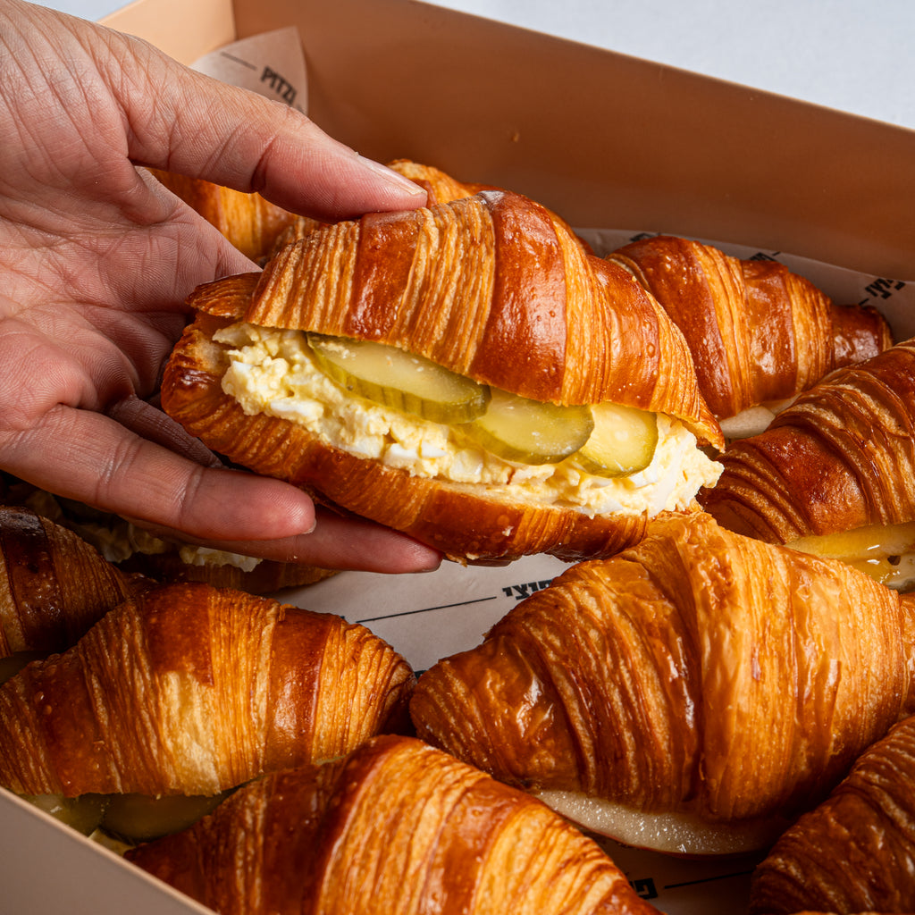 מגש מיני קרואסון סלט ביצים