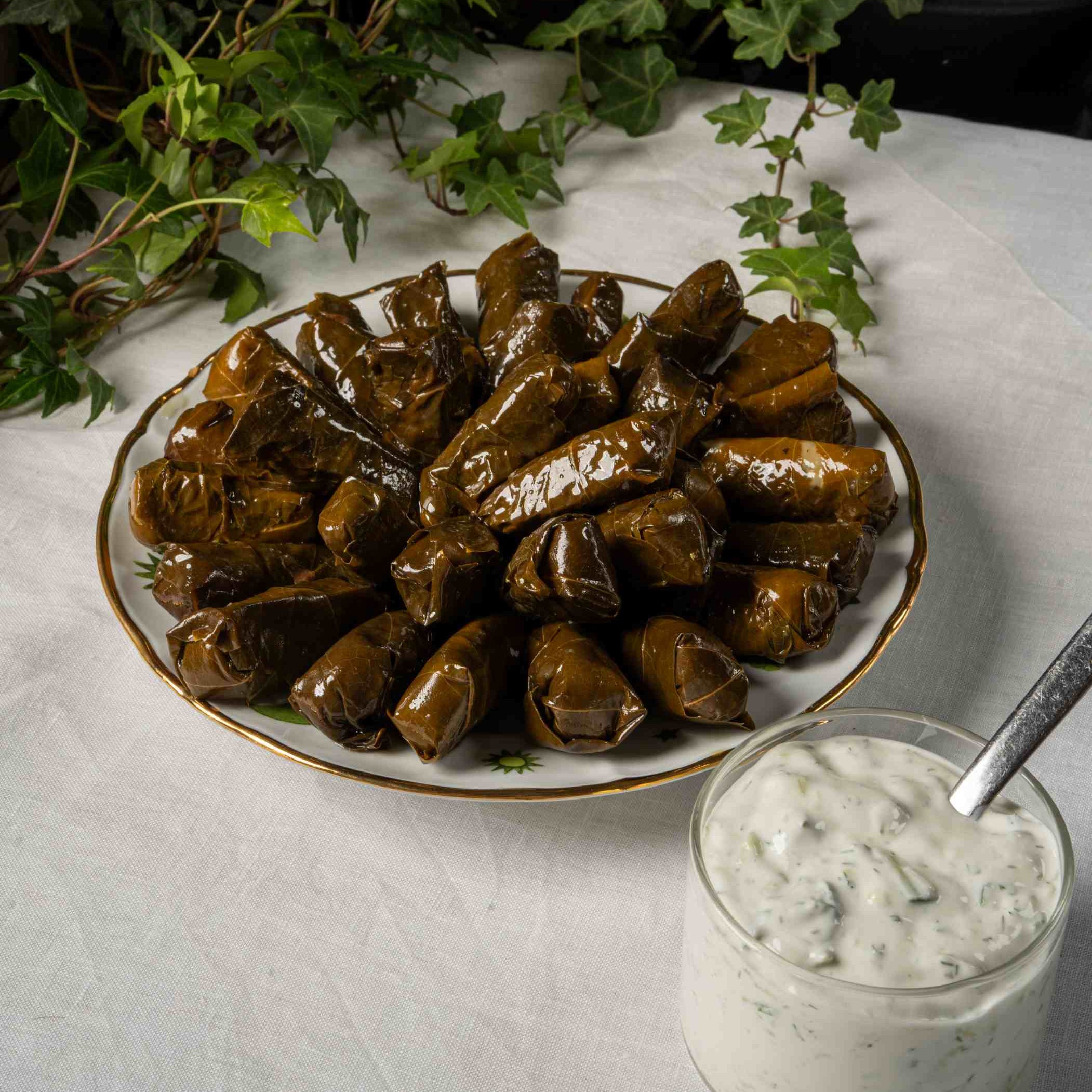 מגש עלי גפן וצזיקי